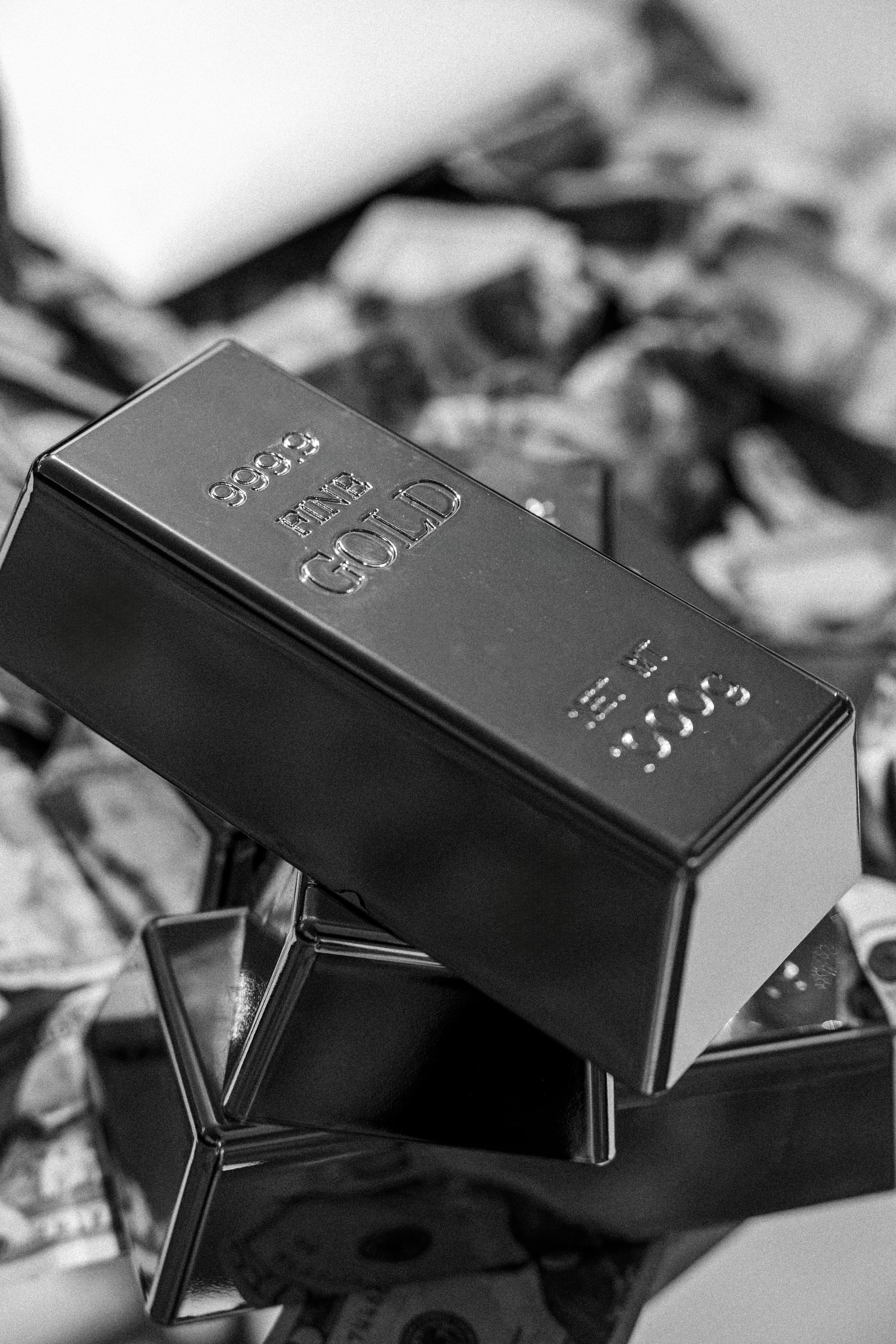 Gold Surges as US-Iran Deal Hopes Shake Dollar, Oil
